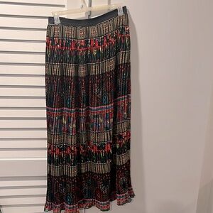 Elastic waist band pleated skirt. Multi colored